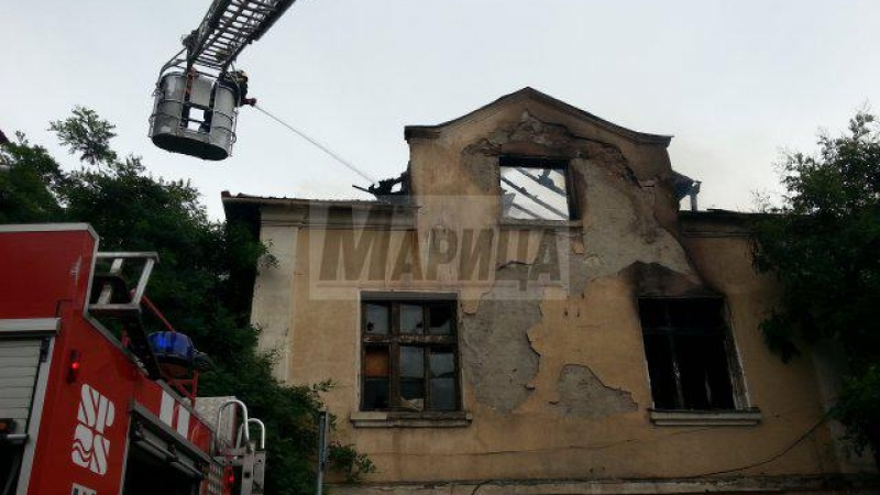 Огнен ад в Пловдив! Триметрови пламъци изпепелиха къща 