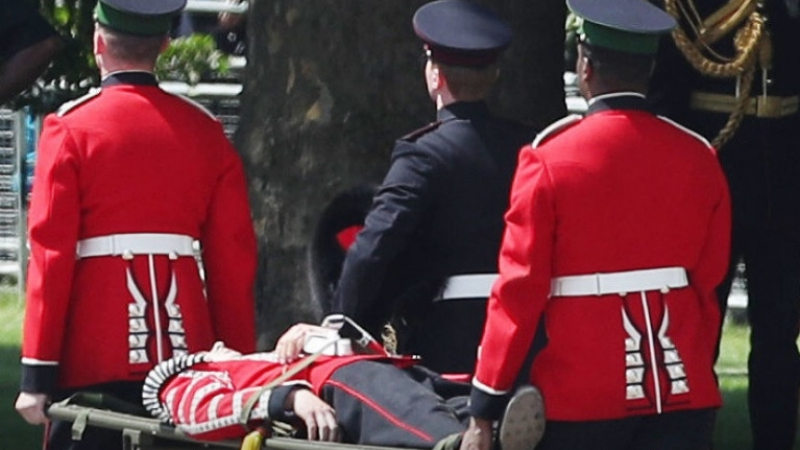 5 гвардейци припаднаха в жегата на парада за рождения ден на Кралицата в Лондон (СНИМКИ/ВИДЕО)