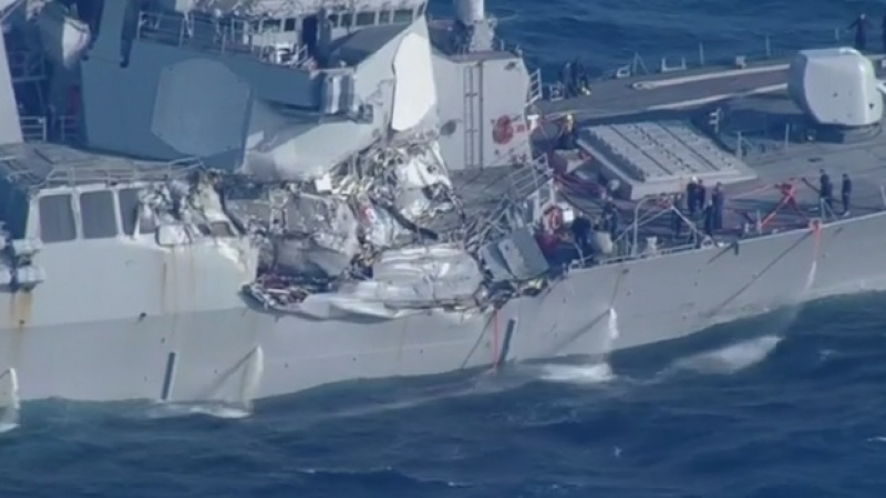 Филипински кораб удари тежко американски разрушител (ВИДЕО)