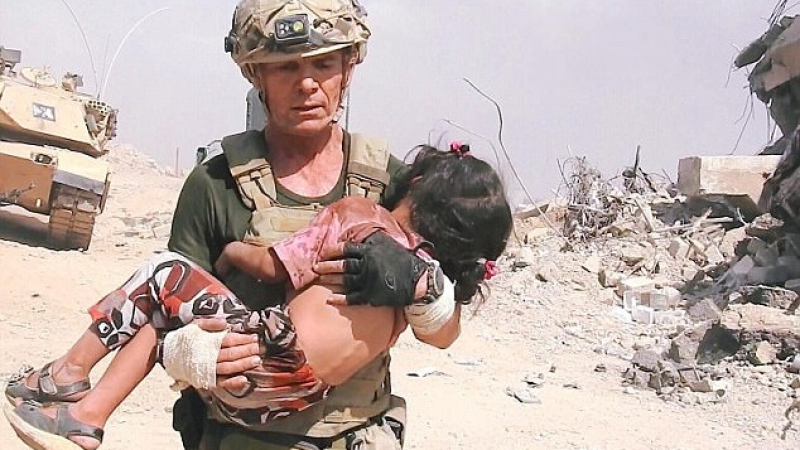 US командос тича през кръстосан огън, за да спаси дете от ИДИЛ (СНИМКИ/ВИДЕО)