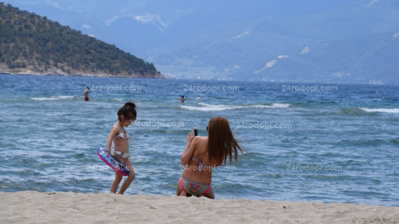 В сезона на морето: На някои плажни барове в Северна Гърция се чува само българска реч (СНИМКИ)