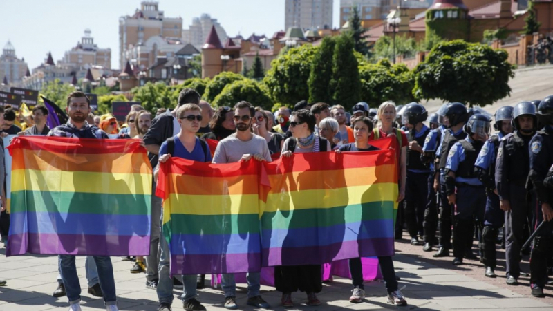 Гей парадът в Киев бе атакуван от мъже с лютив спрей