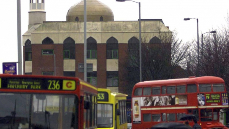 Мастити терористи посещавали джамията в Лондон, край която ван се вряза в минувачи