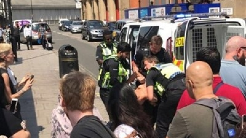В Лондон пак е страшно: Мъж напада полицай с викове "Аллах Акбар" (ВИДЕО)