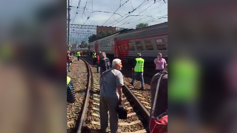 Влакова катастрофа в Москва, има ранени (ВИДЕО)