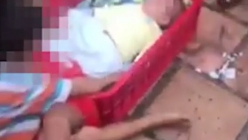 Това ВИДЕО разплака мрежата: Майка изостави бебето си в кашон, а братчето му…