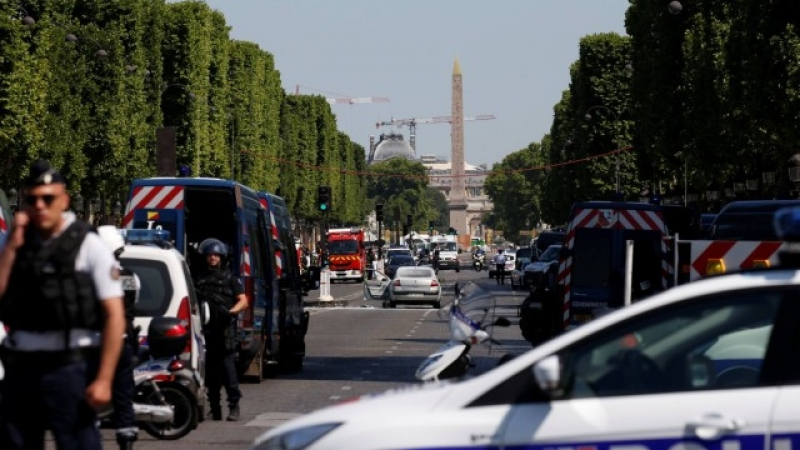 Нападателят на полицаите в Париж - човек на екстремистите