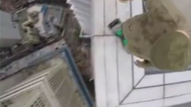 Безумно селфи: Младеж на ховърборд се снима от върха на небостъргач (ВИДЕО)