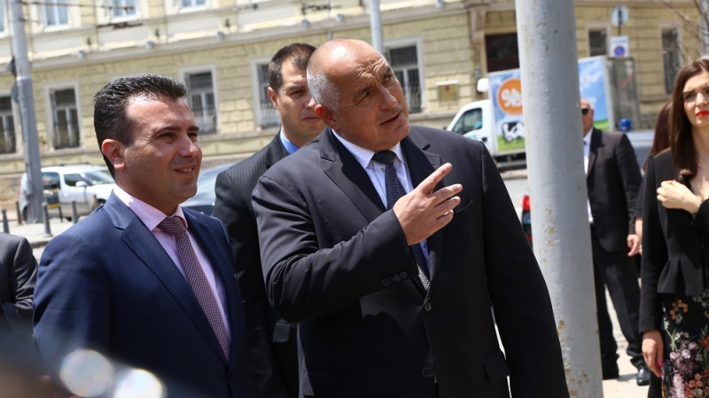 Борисов скръцна със зъби на Заев за международния скандал и той веднага се извини на „приятелите и братя“ българи