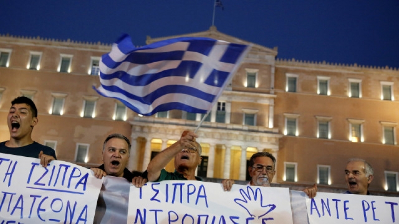 Хиляди гърци поискаха оставката на Ципрас 