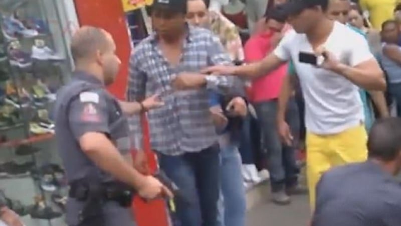 Няма лабаво! Полицай застреля в главата продавач, опитал се да се намеси в ареста на уличен търговец (ВИДЕО 18+)