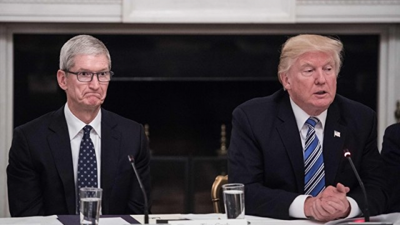 Тръмп събра шефовете на технологичните гиганти на историческа среща, Тим Кук от Apple изпадна в отчаяние (СНИМКИ)
