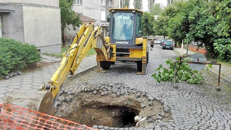 Порой удави Ивайловград, кола пропадна в улица (СНИМКИ)