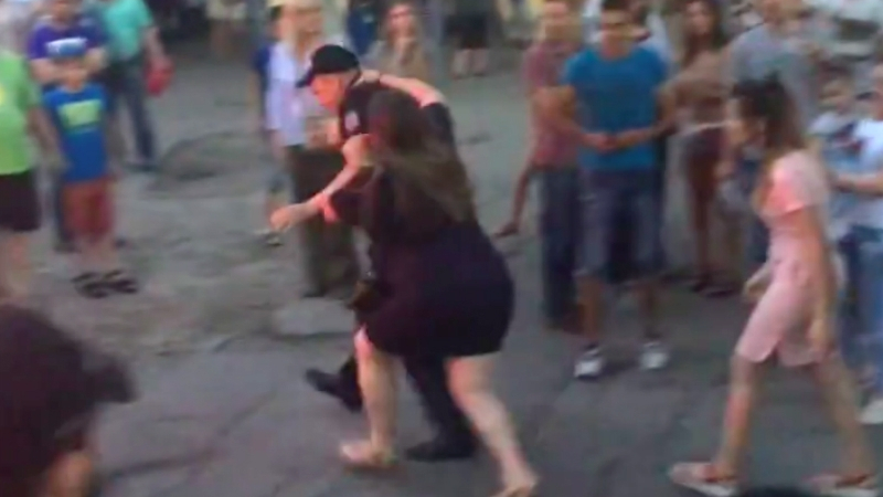 Скандално ВИДЕО обиколи мрежата, бременни жени се бият с полицаи в Русия