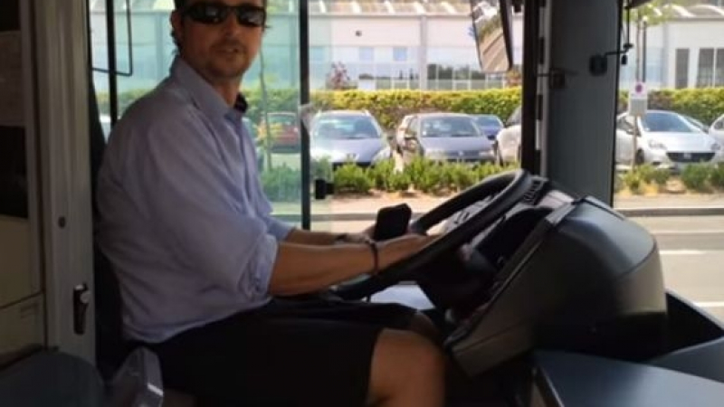Шофьори на автобуси се премениха с поли (СНИМКИ/ВИДЕО)