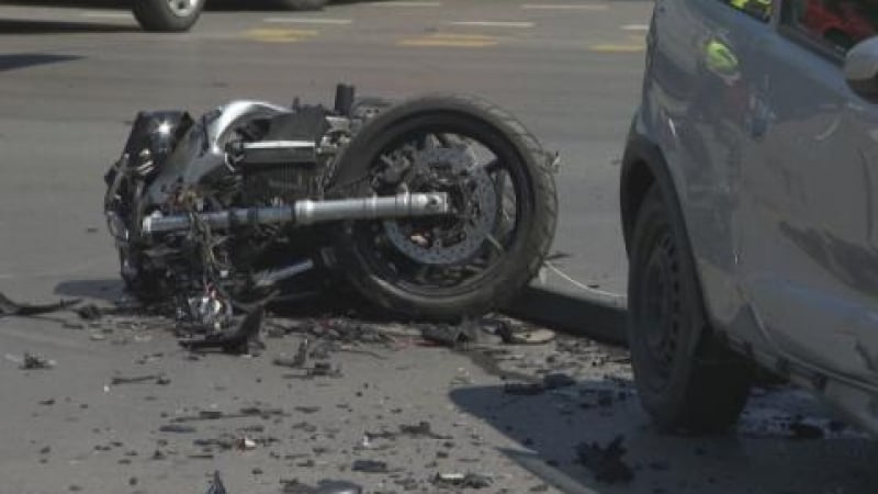 17-годишен моторист бере душа след челен сблъсък в Бургас