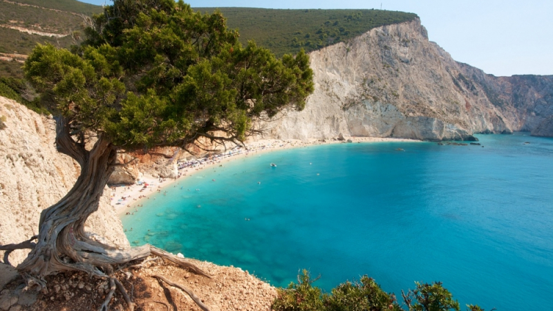 Византийски номера: Гърците вдигнаха цените по "българските" плажове, бирата гони 5 евро!