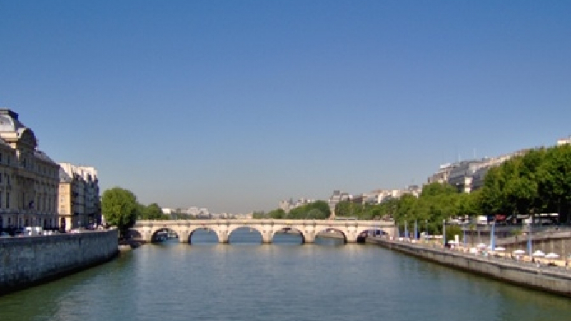 Трагедия в Париж! Мъж полетя от прочутия мост Пон Ньоф