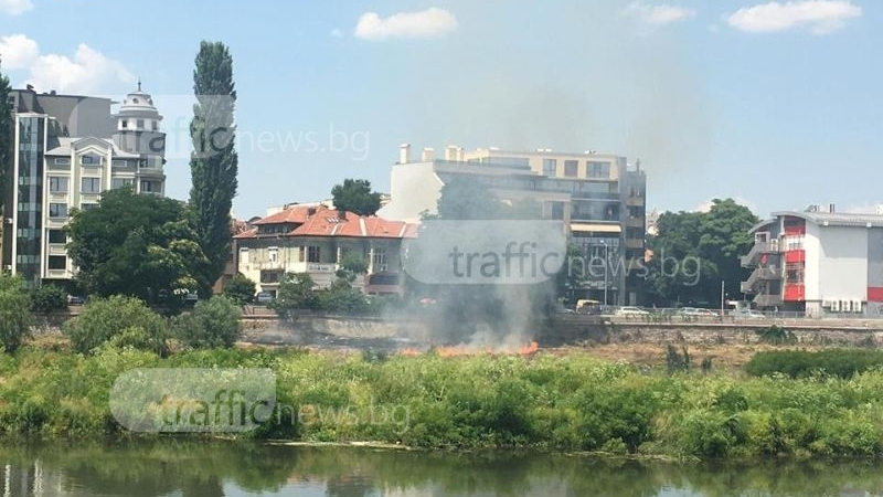 Пожар в Пловдив! Пламна коритото на река Марица (СНИМКИ)