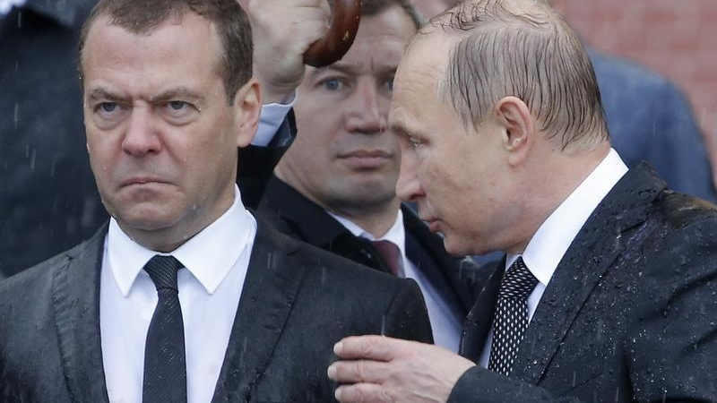 Мокрият Медведев развесели социалните мрежи (СНИМКИ)