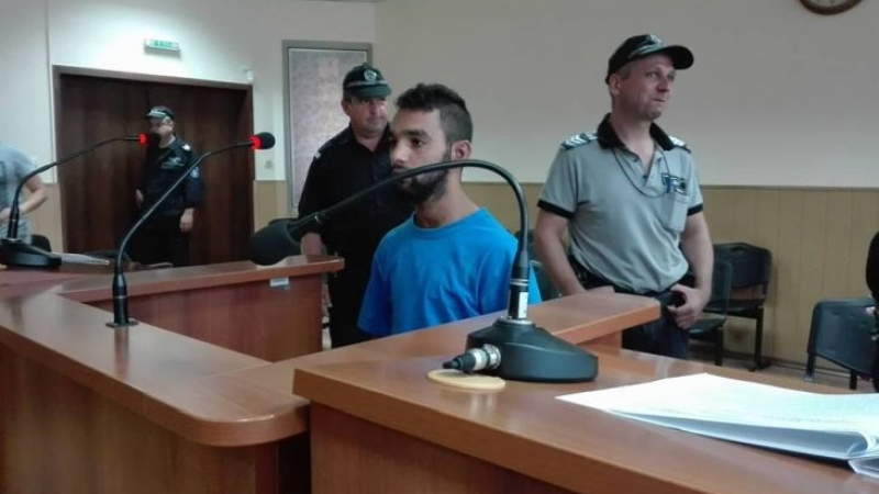 Ромът Цветан, който хладнокръвно закла пияния си баща, пошашави съда: Искам "да не се задържам"! 