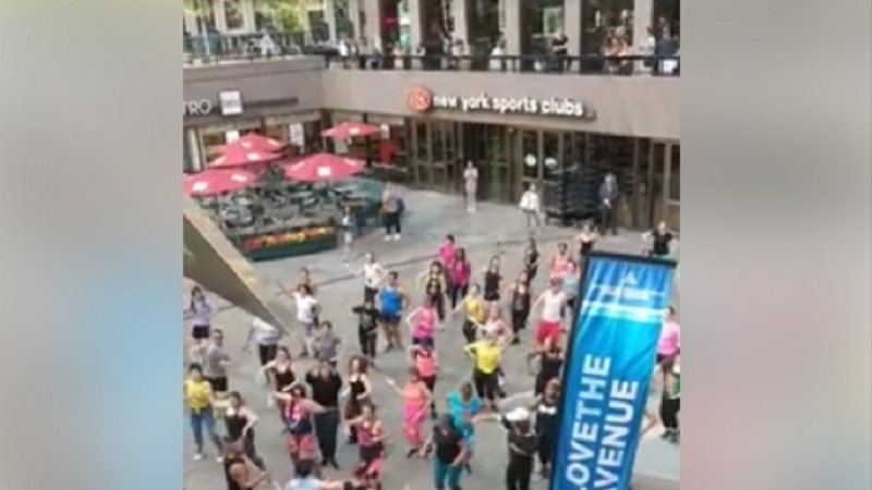 Зрелищно ВИДЕО! Американци друсат кючек с песен на Андреа в центъра на Ню Йорк