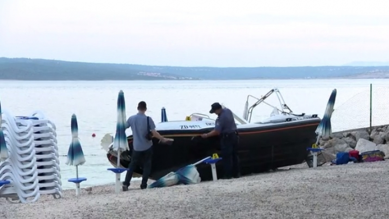 Драма в Хърватия! Голяма лодка се вряза с пълна скорост в плаж, пълен с хора, има ранени (СНИМКА)