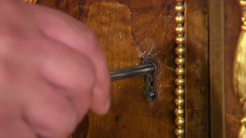 Тази ключалка е на 200 години, но крие нещо много интересно (СНИМКИ/ВИДЕО)