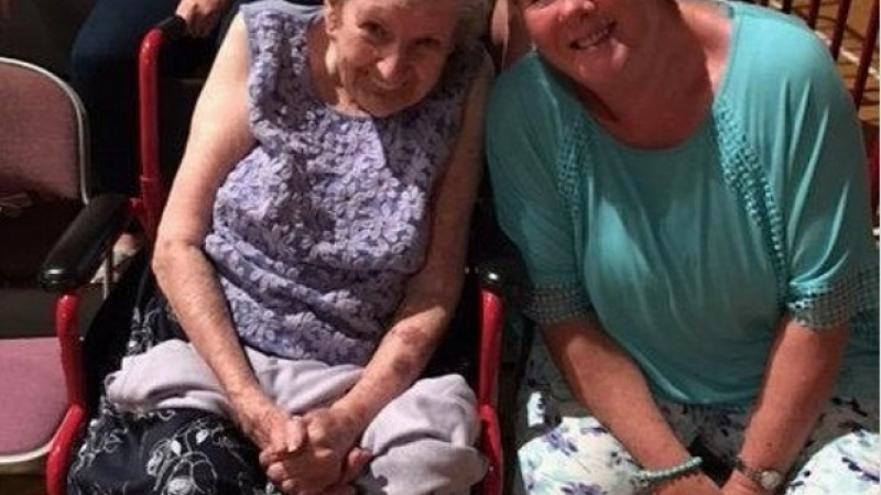 Мила, 98-годишна баба поиска да я заведат на мъжки стриптийз, остана очарована 