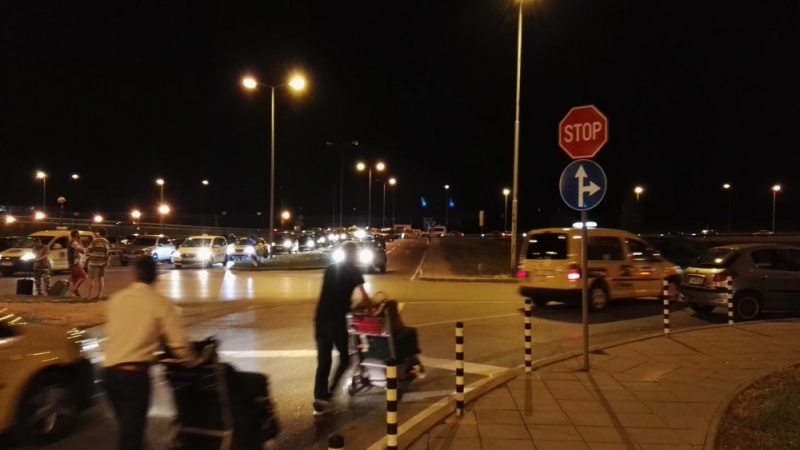 Изнервени очевидци: Пълен блокаж на летище "София"! (СНИМКИ)