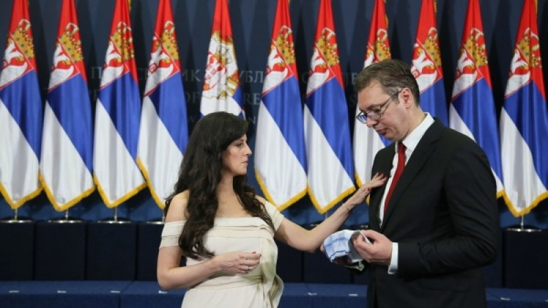 Сръбският президент встъпи в длъжност, придружен от красивата му съпруга (СНИМКИ)