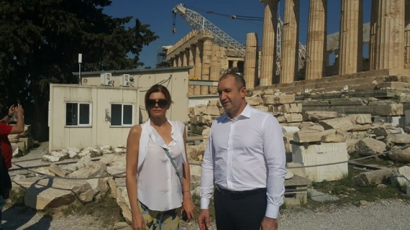 Уникални СНИМКИ издадоха какво правят президентът Радев и съпругата му в Атина!