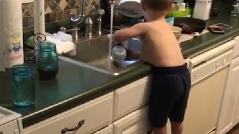 Невероятно! Вижте какво прави това момченце в кухнята (ВИДЕО)