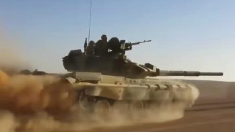 Т-90 преследва джихадисти в пустинята (ВИДЕО)