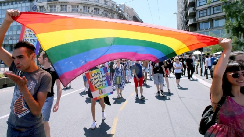 Гей парад премина по улиците в Белград (СНИМКИ)