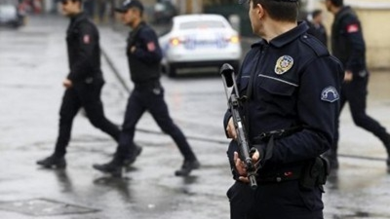 Въоръжен с нож мъж вилня край Париж  