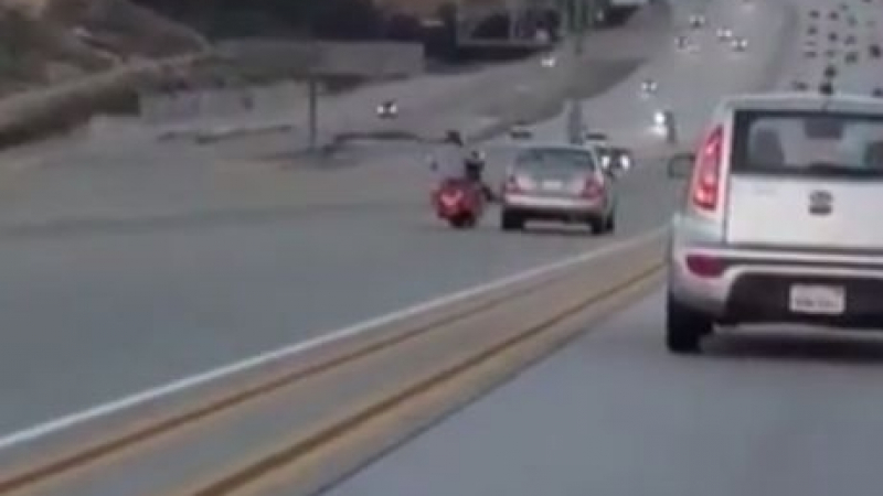 Конфликт на пътя между моторист и шофьор на автомобил завърши много драматично (ВИДЕО)