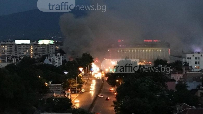 Огнен ад бушува в центъра в Пловдив, пожарни хвърчат към мястото, от известен ресторант се извиват 5-метрови пламъци! 