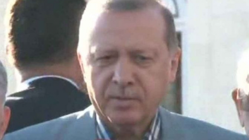 CNN Turk гърми: Ердоган припадна по време на молитва