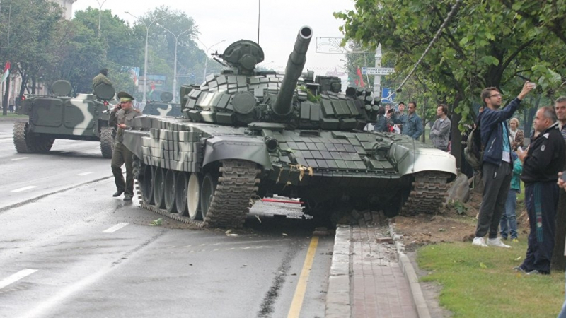 При репетиция на военен парад в Минск танк Т-72 се врязал в стълб (СНИМКИ/ВИДЕО)