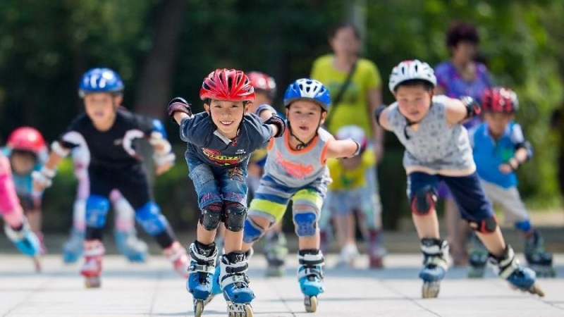 КЗП: Как да осигурим безопасно лято на децата си, докато карат тротинетки, ролери и скейтборди?
