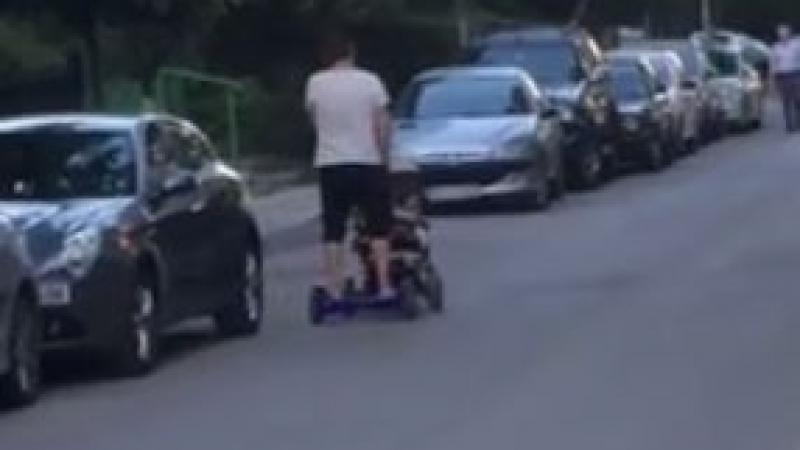 Изобретателен татко с детска количка обра точките по столичните улици (ВИДЕО)