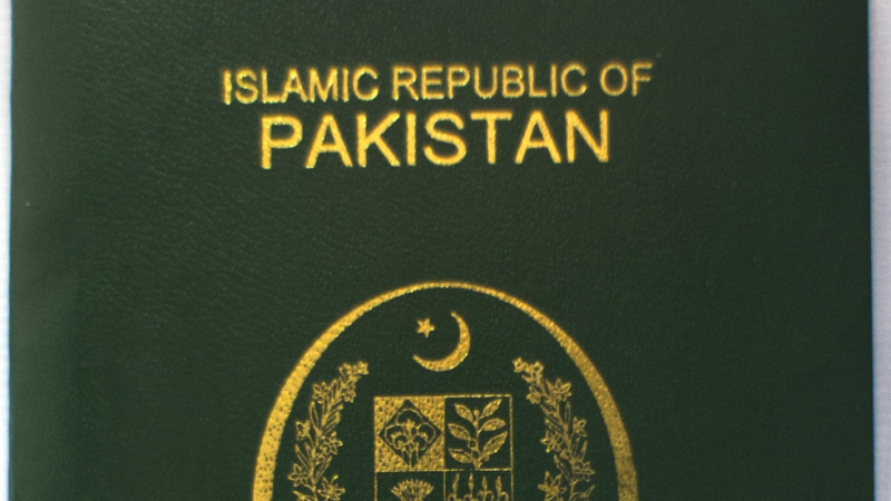 Пакистан издаде първия паспорт от „третия пол“ на транссексуален гражданин