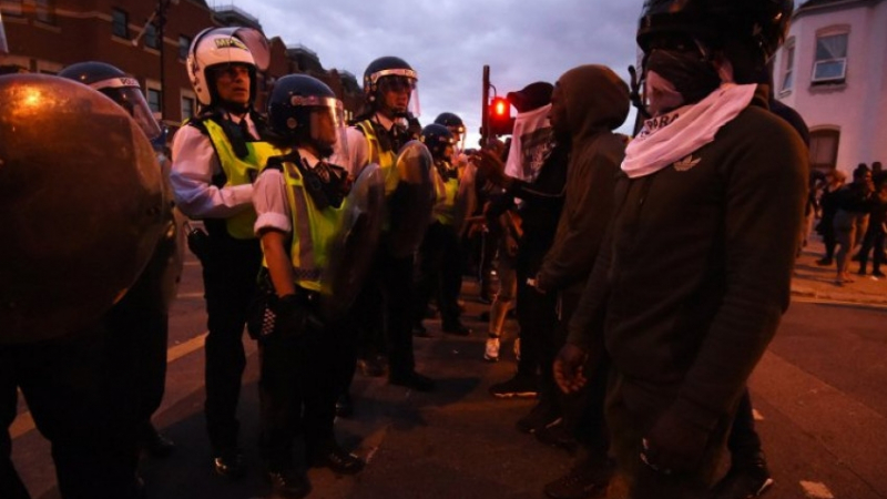 В Източен Лондон стана страшно! Бият и колят полицаи заради мистериозна смърт на младеж