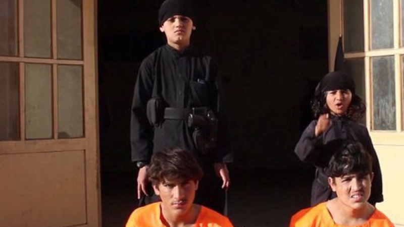 „Ислямска държава” пусна ново ВИДЕО (18+) с брутални екзекуции, извършени от невръстни деца 