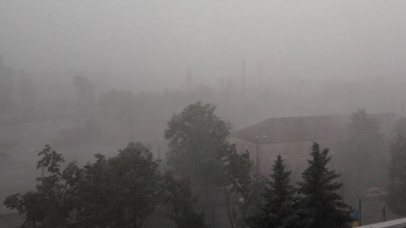 В Киев е страшно! Причерня, небето се отвори и невиждан порой удави града (СНИМКИ/ВИДЕО)