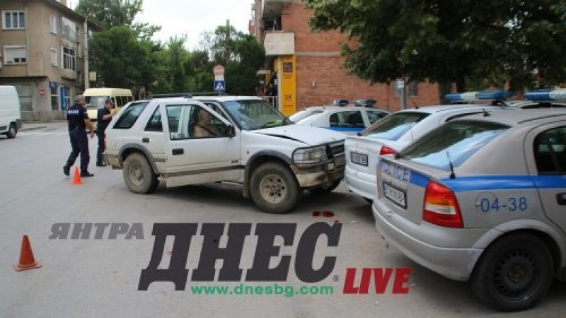 Бързи и яростни в Търново! Джип влетя в патрулки пред полицията (СНИМКИ)