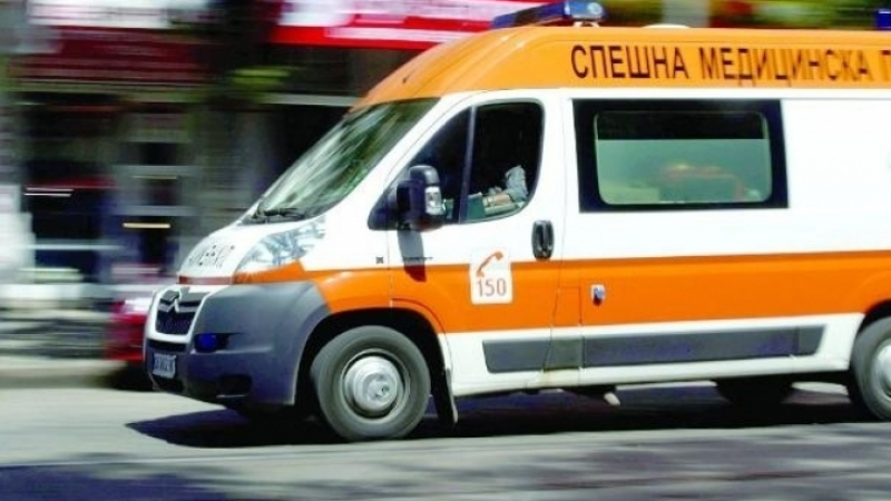 Сигнал до БЛИЦ: Мотор и кола катастрофираха в центъра на София, има ранен