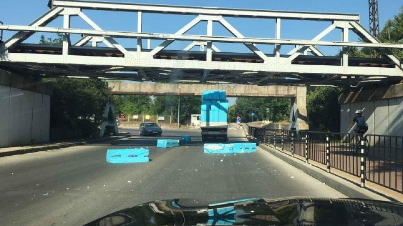 Върхът на несъобразителността! Камион се заклещи под мост в Пловдив