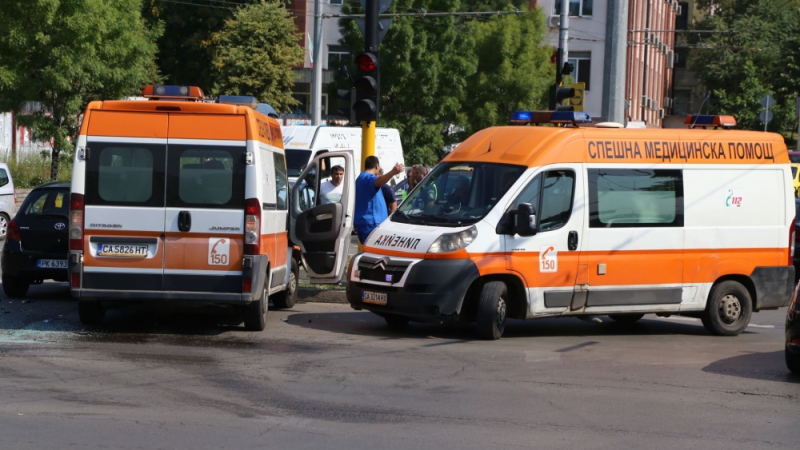 Първо в БЛИЦ: Линейка и лека кола се помляха на възлово кръстовище в София! (СНИМКИ)